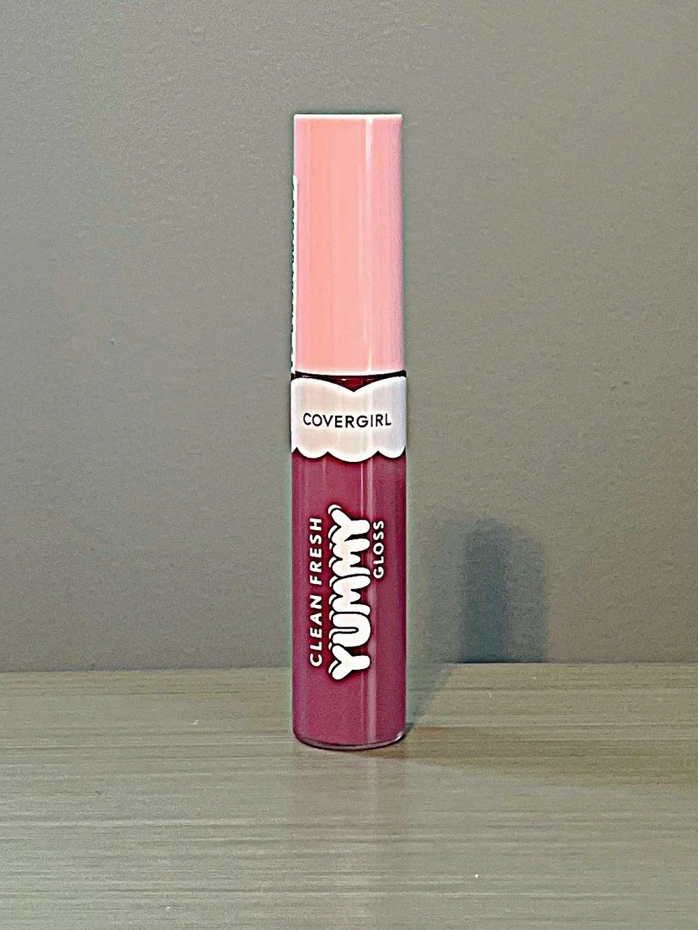 CoverGirl Lip Gloss CLEAN FRESH YUMMY GLOSS 200 Laugh-vender NEW SEALED Viral